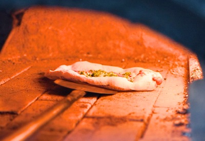 地元のとれたて新鮮食材をトッピング。 天然酵母のふっくらモチモチ生地に高温で焼き上げた本格的な窯焼きピザ